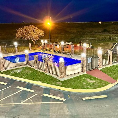 The Country Corner Inn Devine Екстер'єр фото