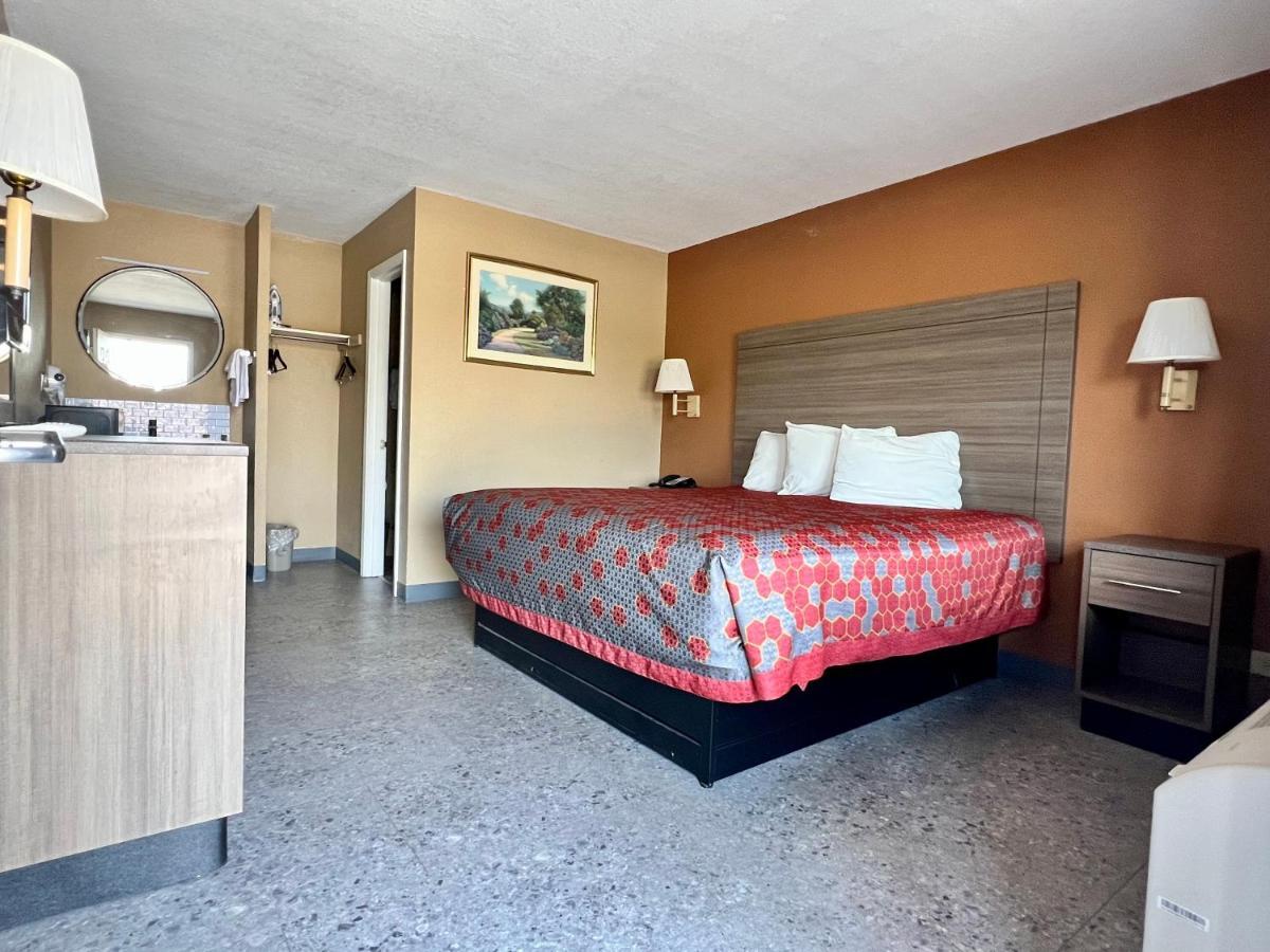 The Country Corner Inn Devine Екстер'єр фото
