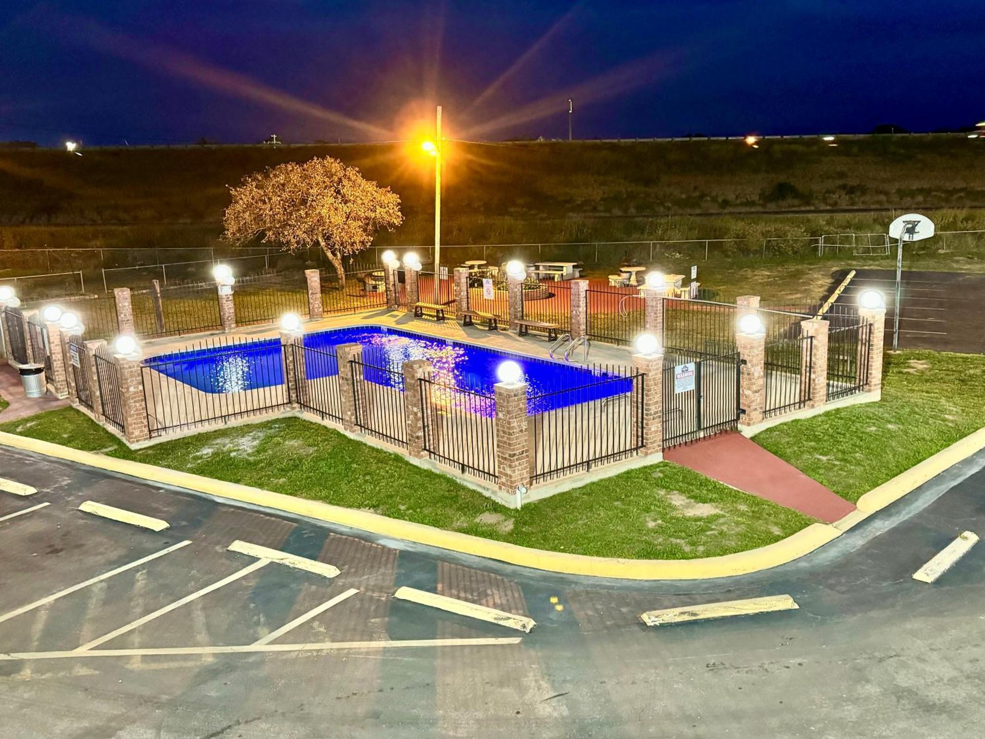 The Country Corner Inn Devine Екстер'єр фото